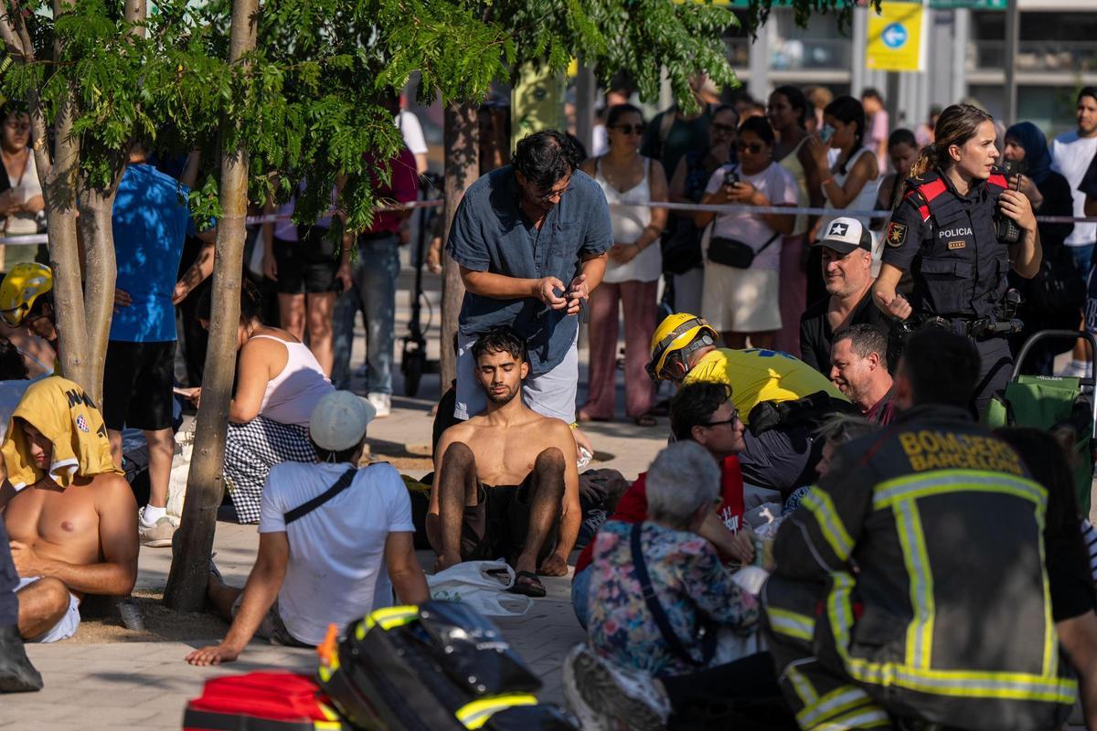 Un incendio en la catenaria del metro de Barcelona obliga a cerrar el Clot y desalojar Glòries