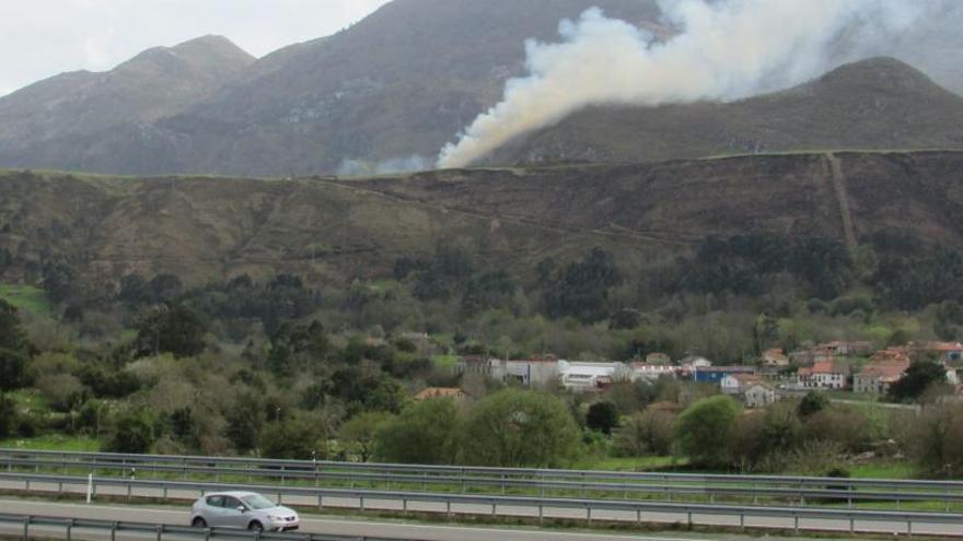 Sofocan tres incendios en Llanes