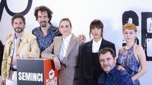 Los actores Paco León (i), Leonor Watling (3i), Àlex Brendemühl (2d), María Romanillos (d), Susana Abaitua (3d), junto al director Félix Viscarret (2i), durante la presentación del film No mires a los ojos, en la 67ª Semana Internacional de Cine de Valladolid (Seminci). EFE/Nacho Gallego