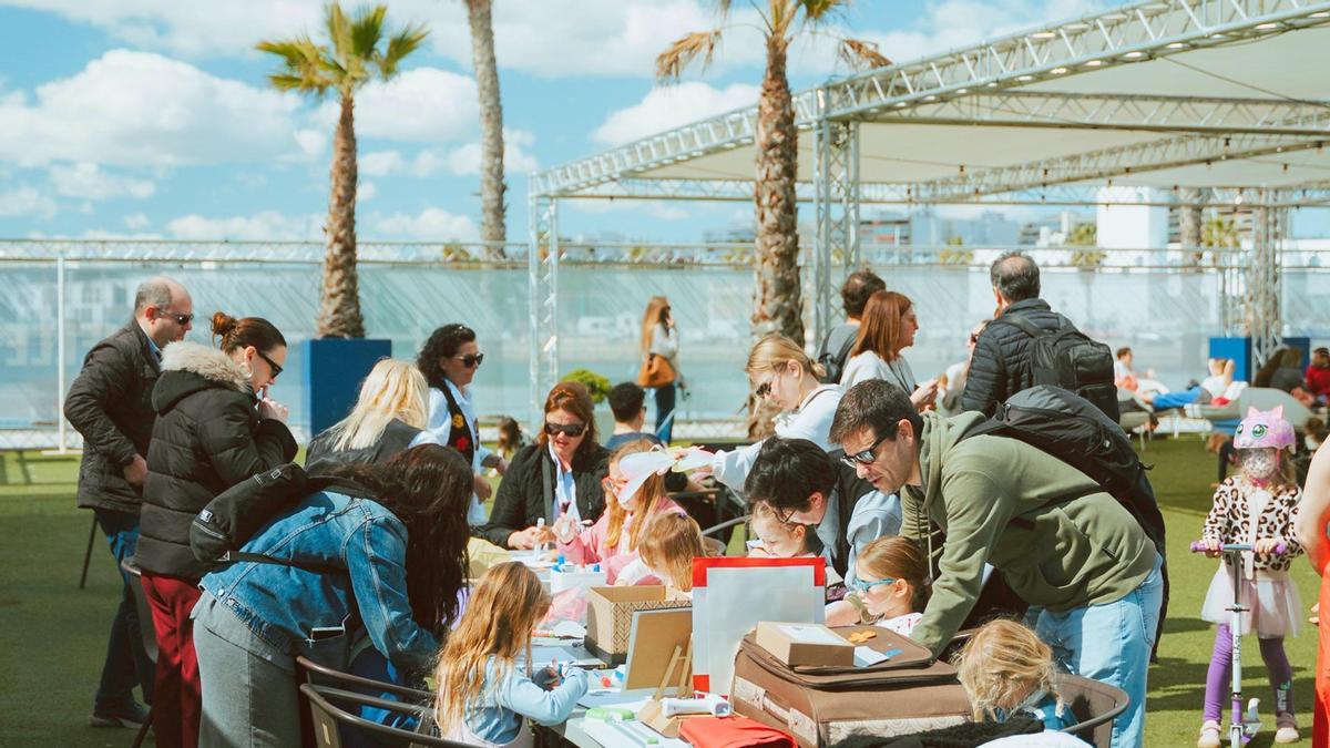El Muelle Family propone actividades para toda la familia como talleres creativos o espectáculos.