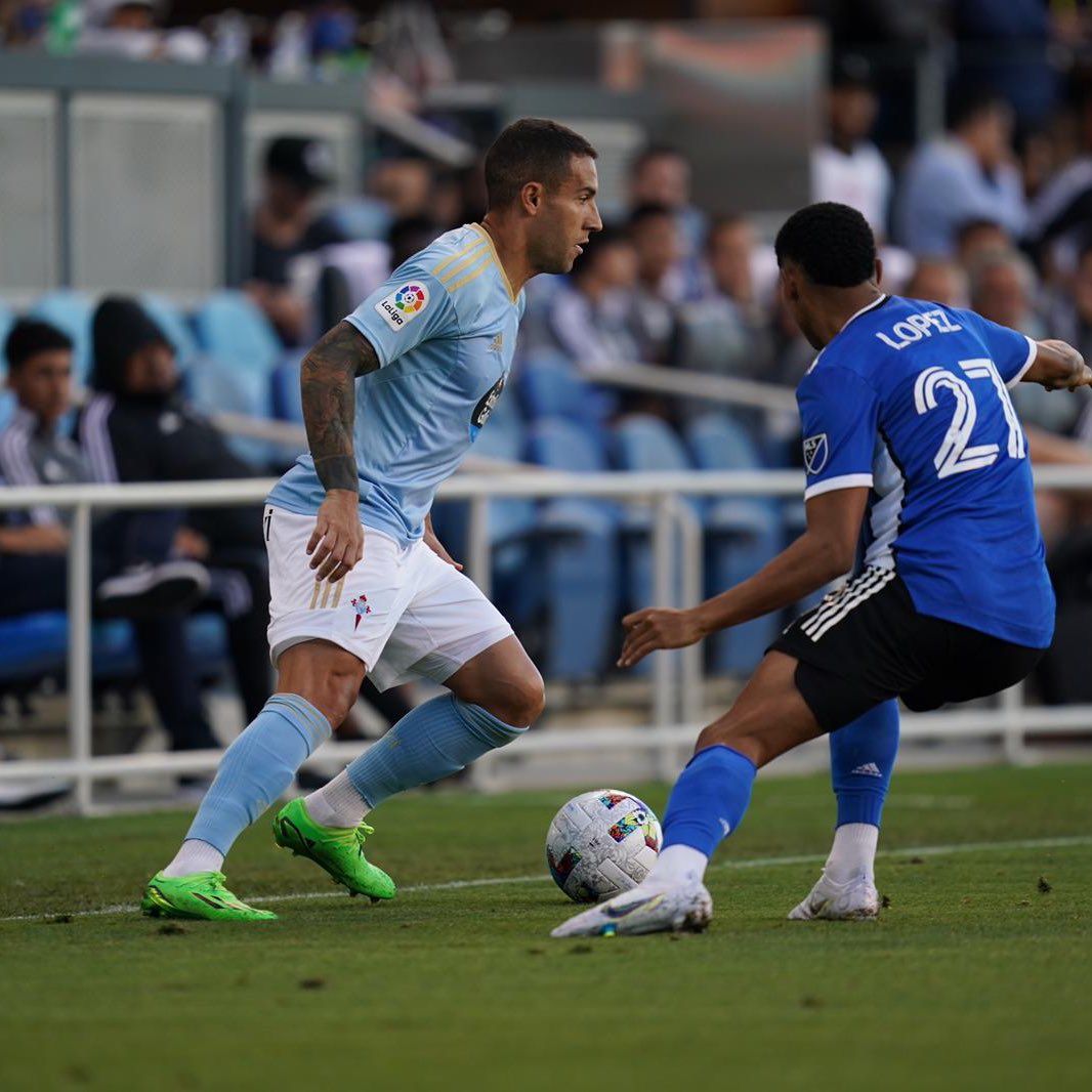 Mallo intenta driblar a López, autor del gol local.