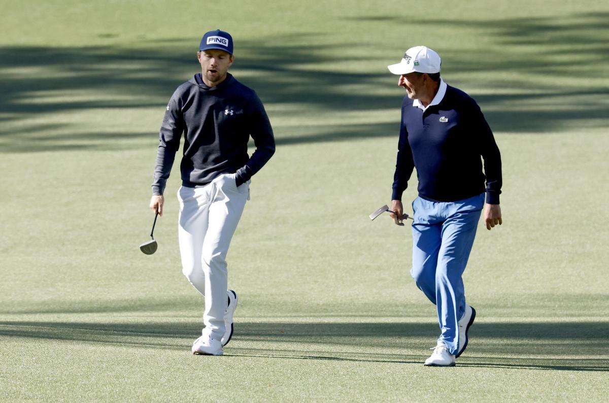 Olazábal charla con Neergard-Pedersen durante su vuelta en Augusta