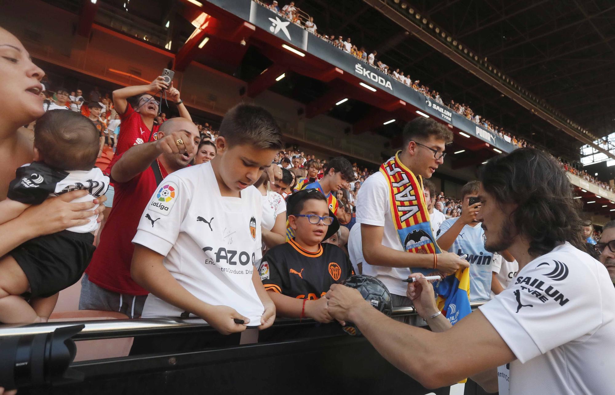 'Cavanimanía': Locura de la afición para dar la bienvenida a los fichajes del Valencia