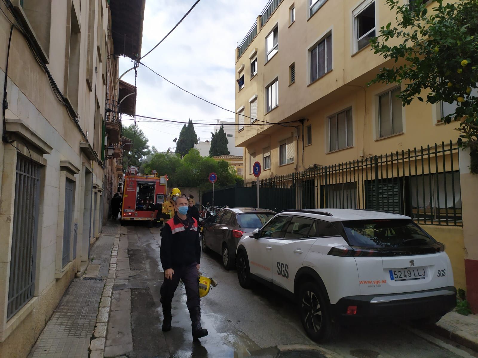 Quince desalojados por un incendio en un piso de El Terreno