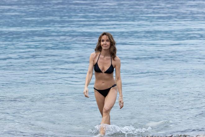 Sylvie, una 'chica Bond' en las playas de Saint Tropez en 'Emily in Paris'