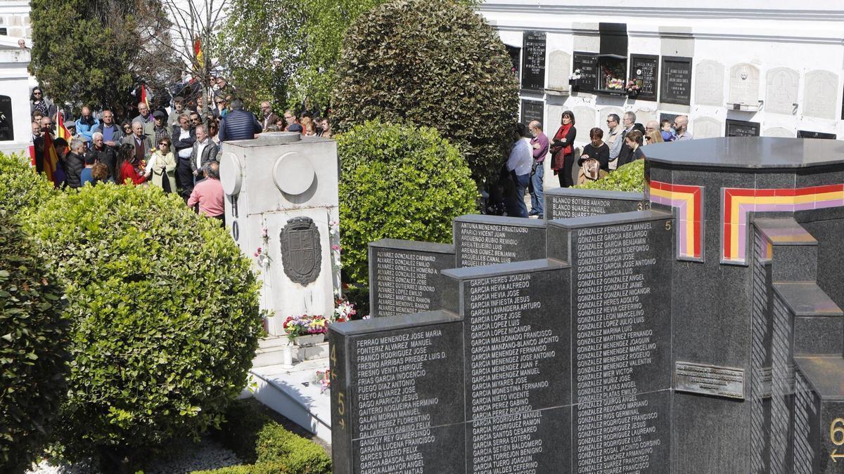 Un acto republicano en la fosa común del cementerio del Sucu (Ceares).
