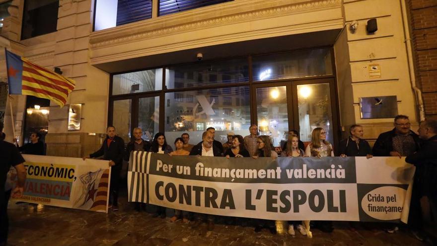 Concentración ante la sede valenciana de Hacienda contra la infrafinanciación, con escasa asistencia.