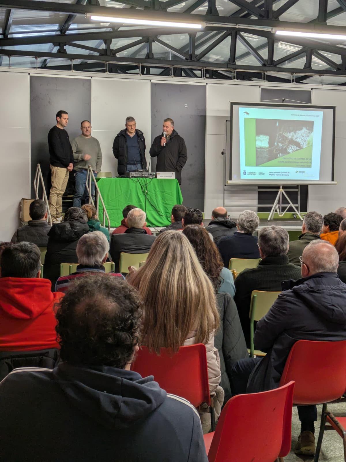 Por la izquierda, Fernando Rubio, secreatrio a la Asociación Apícola Belomonte y Somiedo, José Ramón Blasón, José Ramón Feito y Gilberto Alonso, en la inaguración de las jornadas.