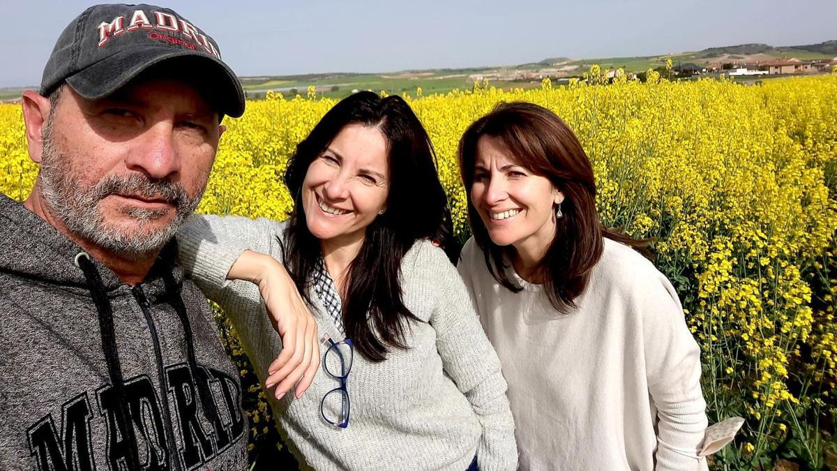 1.- Juan Emilio (derecha) y Andrea y Gabriela (izquierda) posan junto a vecinos de Corrales del Vino durante su visita. 2 y 4.- Imágenes de la visita de los Bragado por Corrales. 3.- Los tres hermanos en el Ayuntamiento hacen entrega de la bandera argentina al pueblo. |Familia Bragado