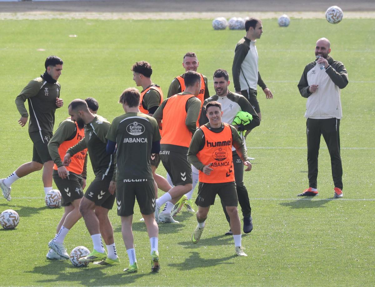 Giráldez observa las evoluciones de sus futbolistas.