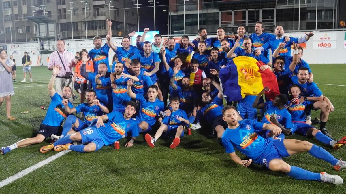 La plantilla del Andorra celebra el ascenso