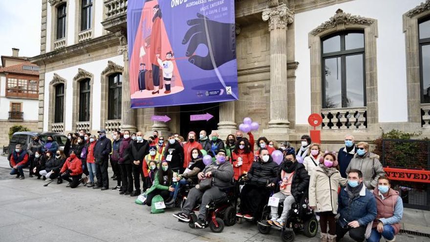 Algunos de los participantes en la Andaina Violeta de ayer en la plaza de España. // RAFA VÁZQUEZ