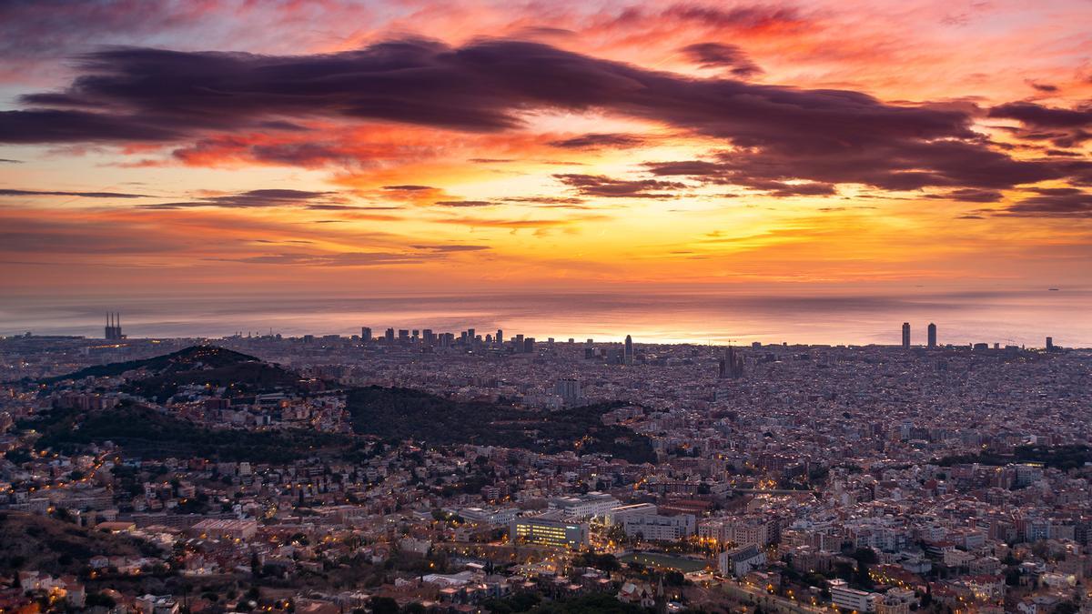 Nubes de viento, del tipo altocúmulos lenticulares, sobre Barcelona, el 14 de enero del 2024