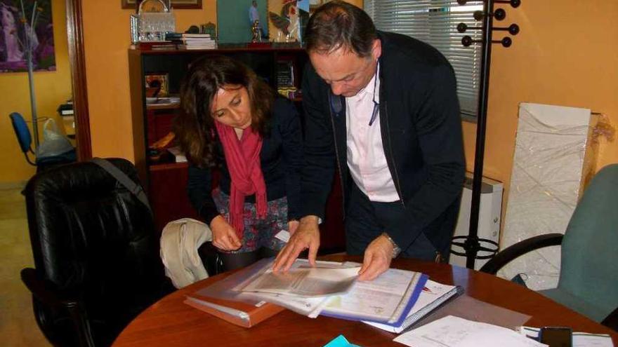 Natalí González y Jesús Otero revisan la documentación para el evento del primero de abril.