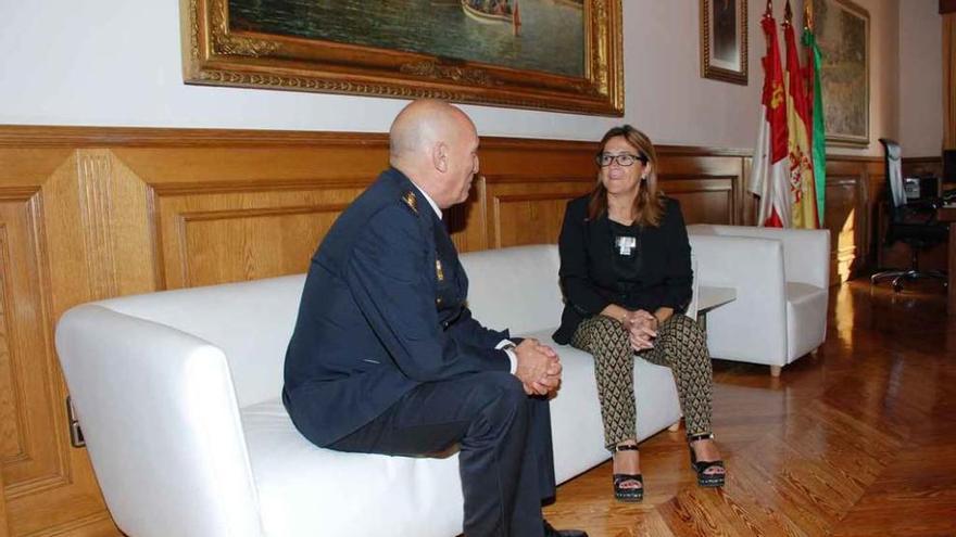 Clemente Castaño, de espaldas, conversa con la presidenta Mayte Martín Pozo.