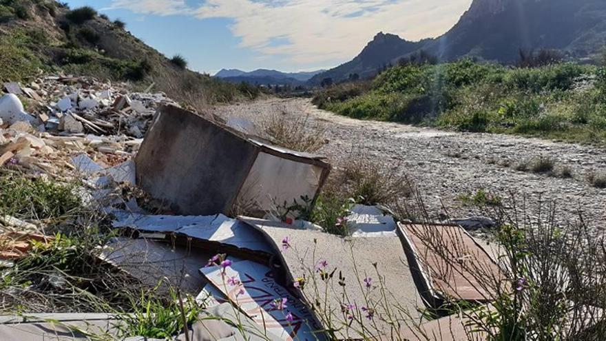 Uno de los vertederos ilegales que hay en el municipio de Cieza.