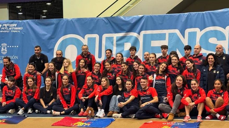 El Ourense Atletismo posando en la pista cubierta. |  FdV