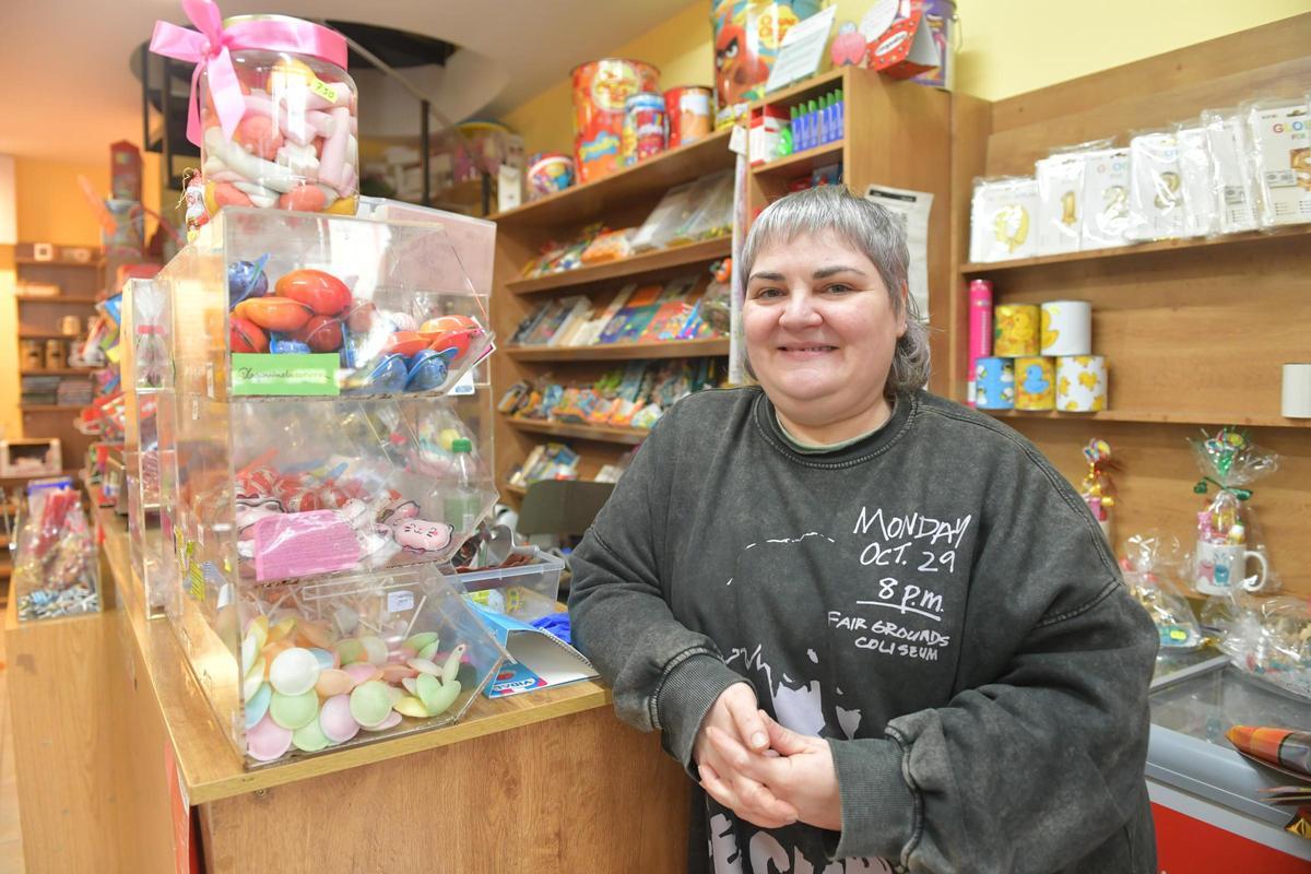 Lorena Vizcaíno, responsable de la tienda La Gominola en Os Rosales