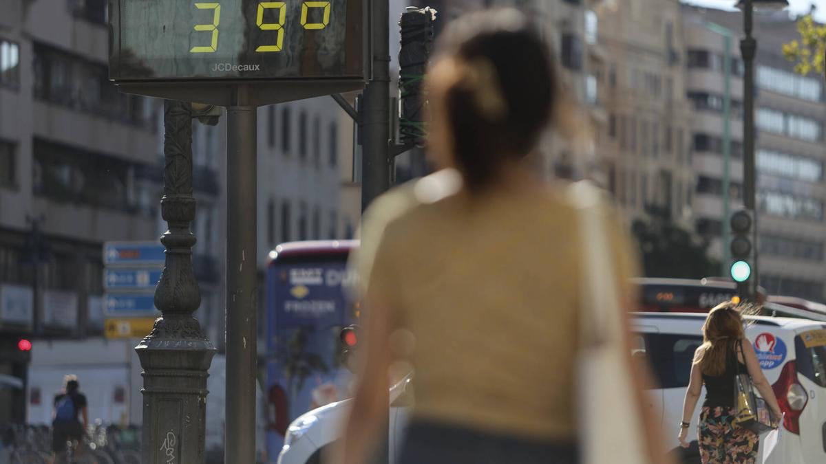 Un termómetro rozando los 40 grados en el centro de València durante la sexta ola de calor.