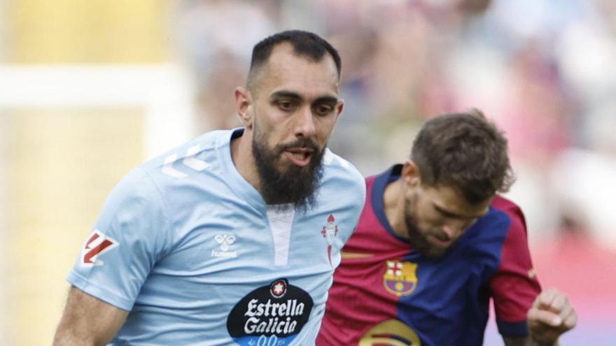Borja Iglesias conduce el balón, perseguido por Íñigo Martínez.