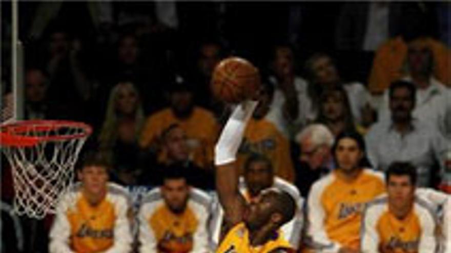 Bryant se sale con 49 puntos y los Lakers se ponen 2-0