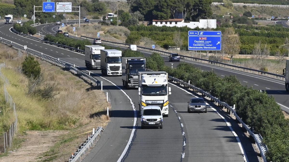Tráfico de camiones en la AP-7 a su paso por Castellón.