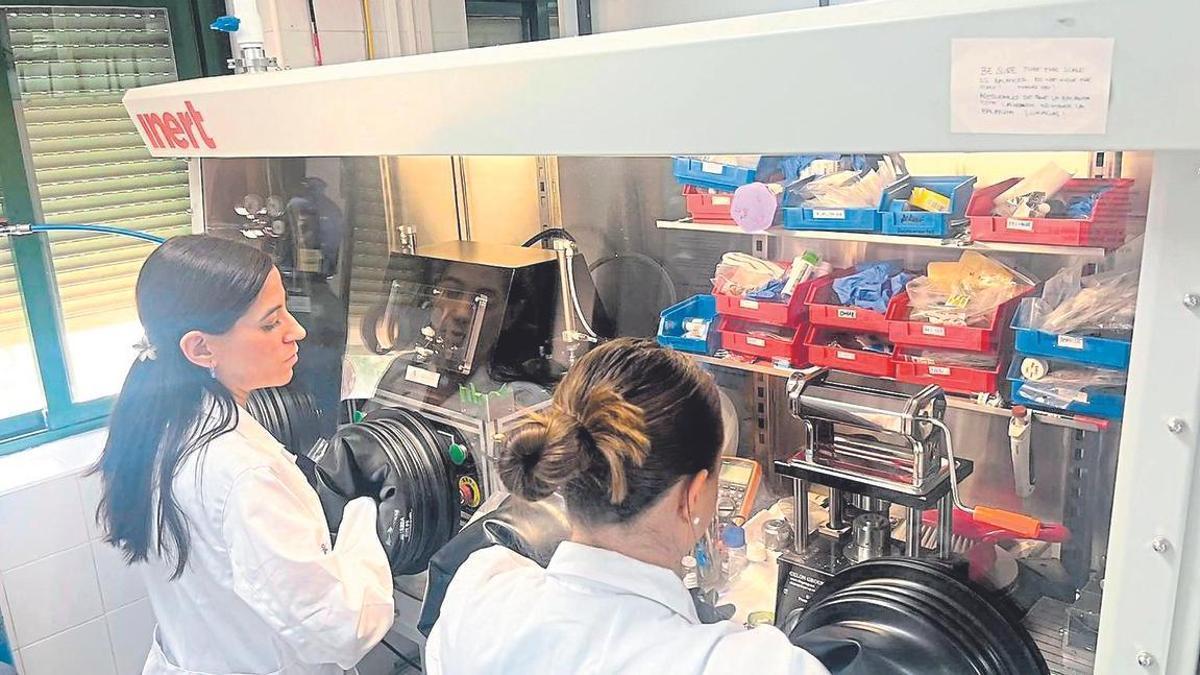Caja seca donde se monta y ensambla las celdas tipo botón (pilas) de una batería.