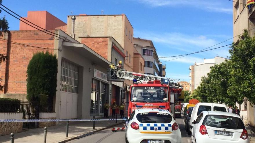 Cau part d&#039;una cornisa d&#039;un balcó sense causar ferits ni danys, a Figueres