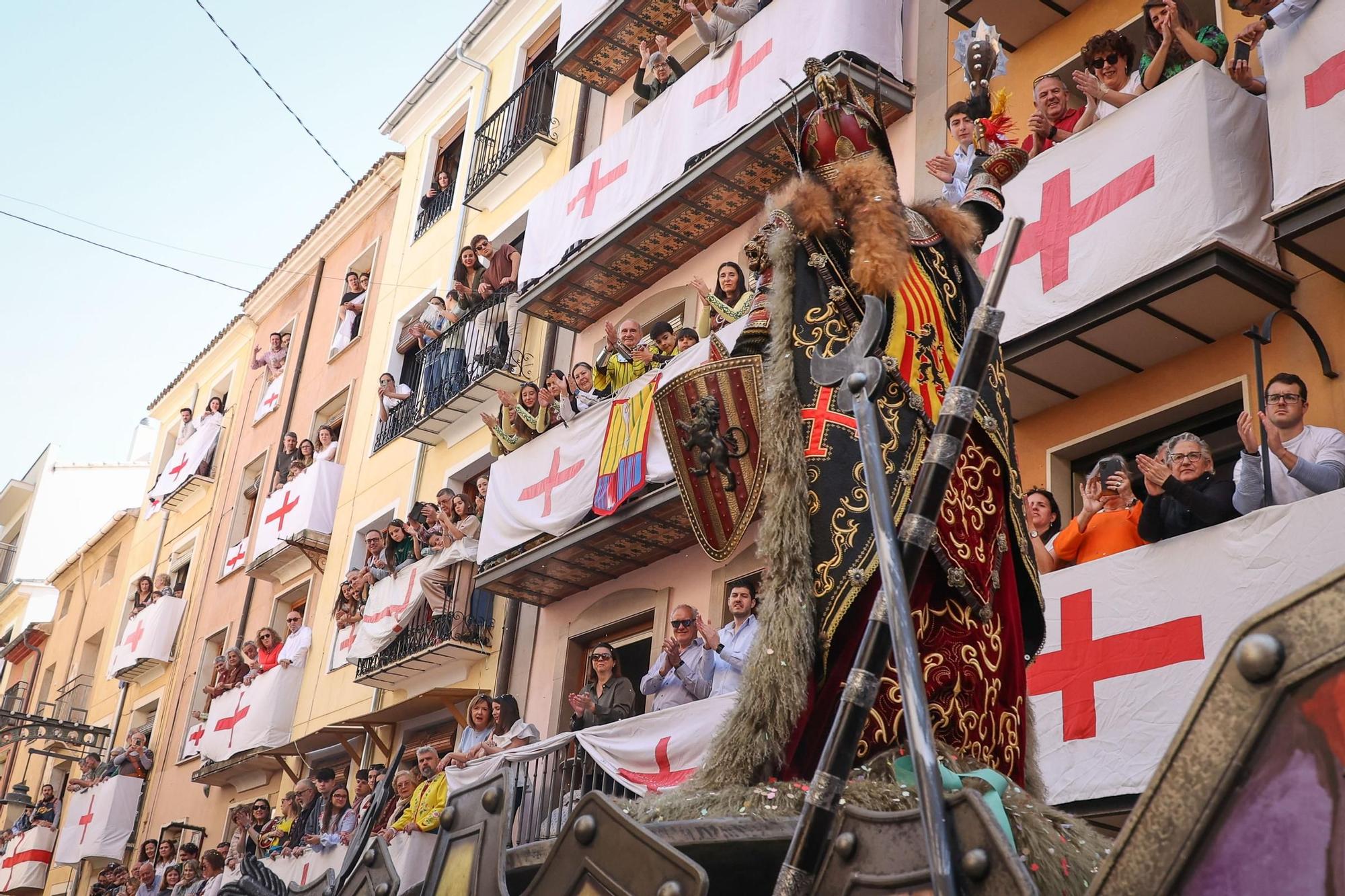 Alcoy se entrega al espectáculo de las tropas cristianas