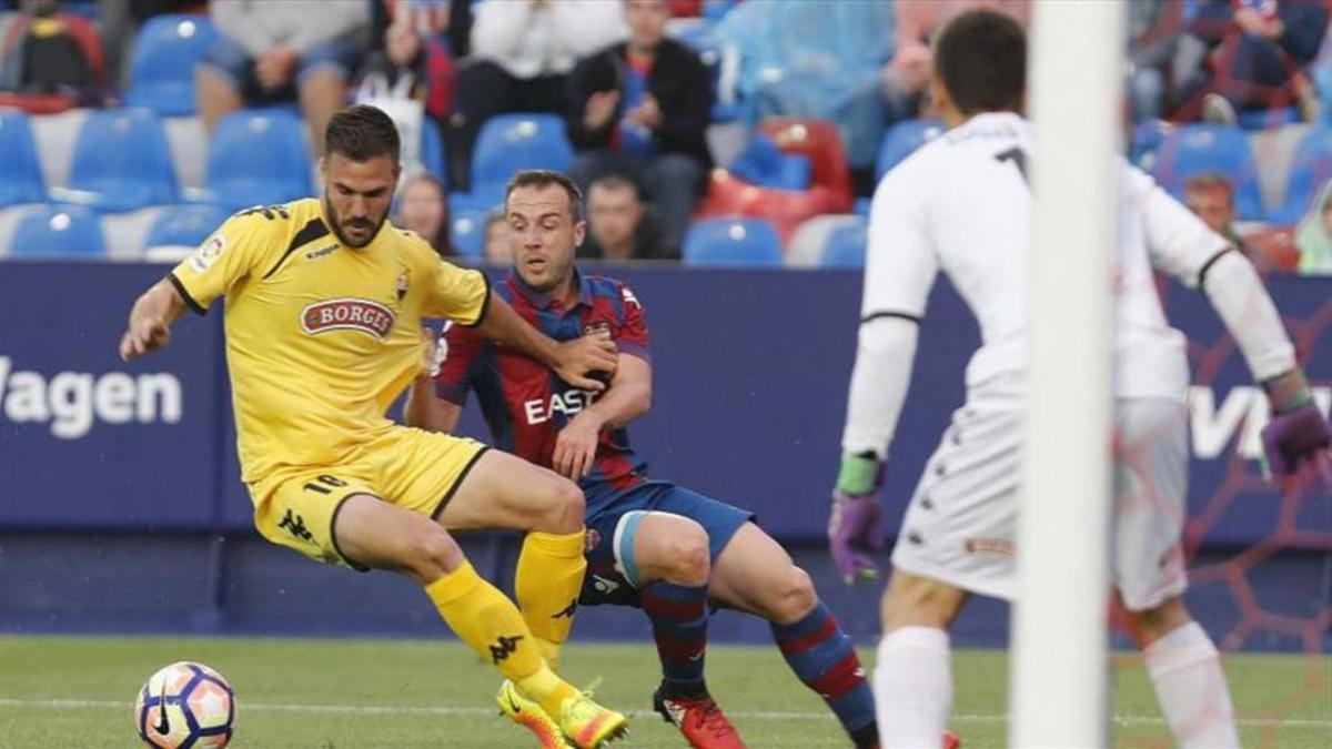 Badía fue un muro infranqueable para el Levante, que cedió un empate ante el Reus