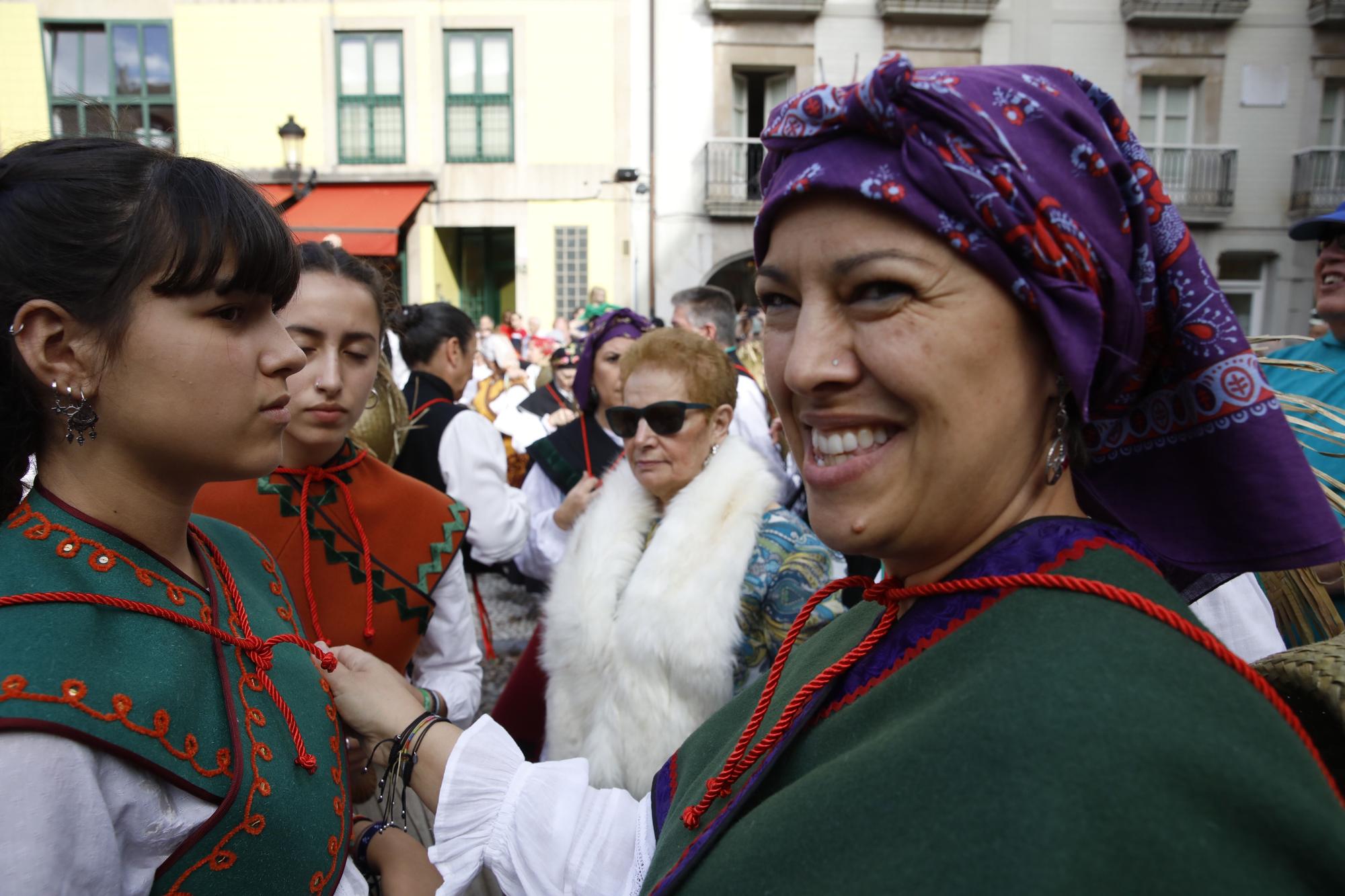 En imágenes: Gijón celebra el Día de León con bailes y el desfile de pendones