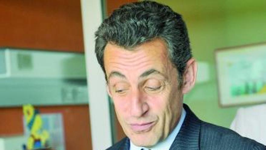 Sarkozy, con un recién nacido, en una visita a un hospital, el mes pasado.