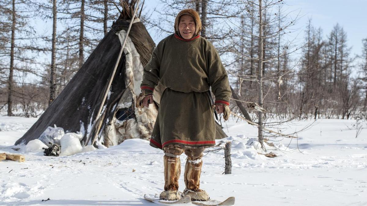 Pastor del pueblo Nenet frente a choza tradicional de piel de reno