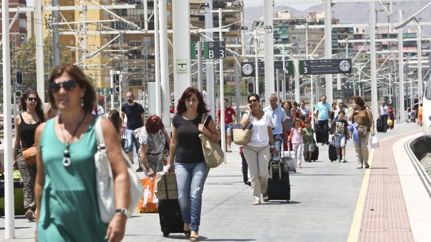El TRAM capta 275.000 pasajeros del AVE Alicante-Madrid en tres años