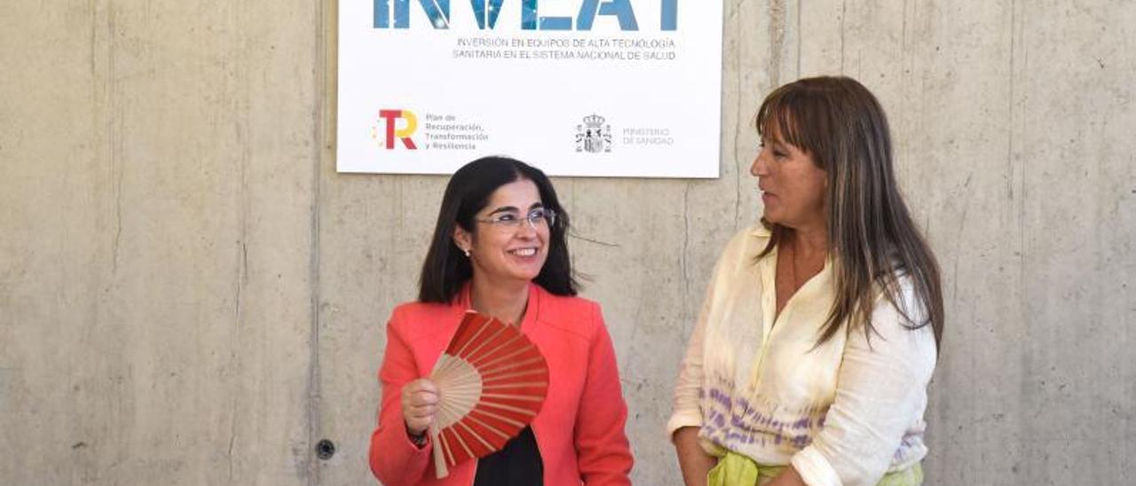 La ministra de Sanidad, Carolina Darias, junto a la consejera de Sanidad, Sira Repollés, este verano en Huesca.