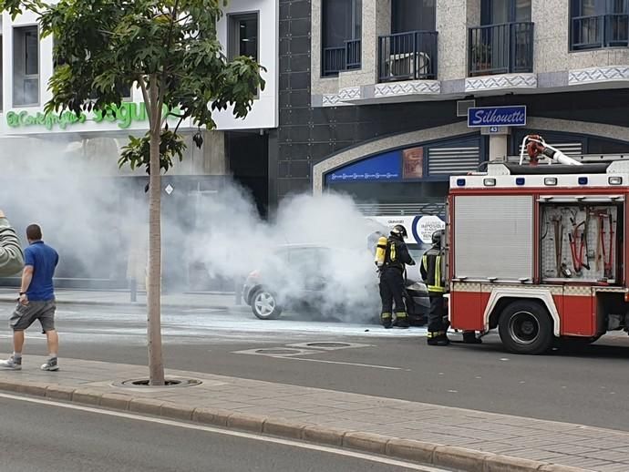 Arde un coche en la calle Venegas.