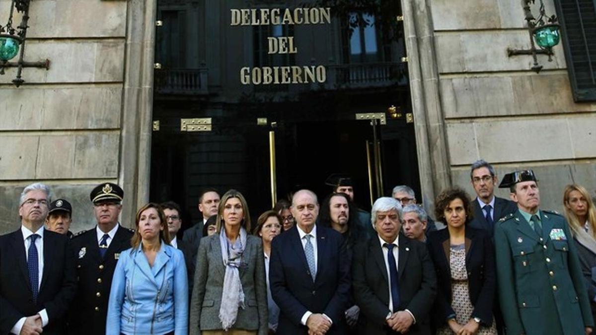 El ministro del Interior encabeza un minuto de silencio por el atentado múltiple de París en la sede de la Delegación del Gobierno en Barcelona.