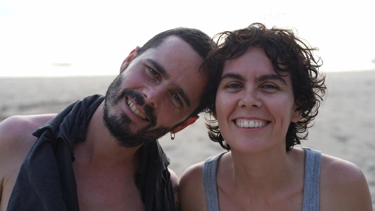 Imagen de Adrián junto a su hermana