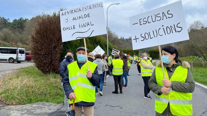 Los vecinos de Pazos durante una protesta para demandar la mejora de la carretera EP-2702. / FdV