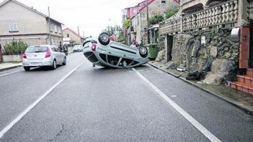 El automóvil volcó y acabó en medio de la carretera. // Noé Parga