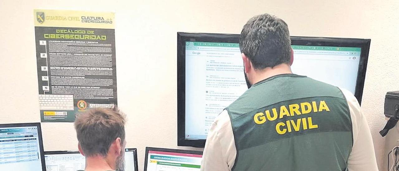 Agentes del Equipo Arroba de la Guardia Civil, en sus oficinas de la Comandancia de Palma.