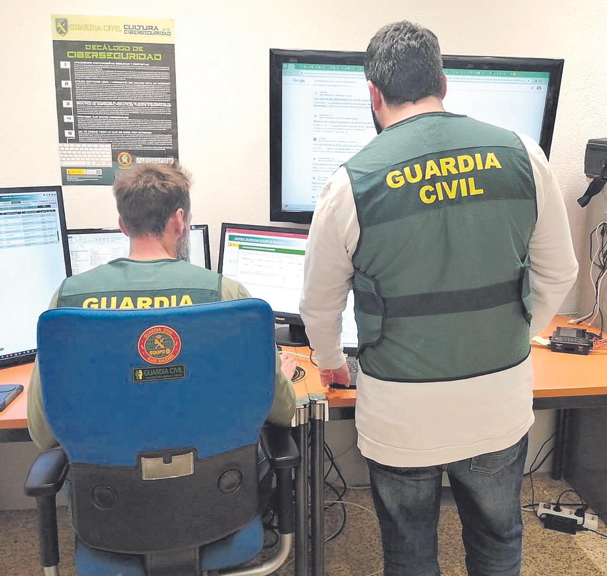 Agentes del Equipo Arroba de la Guardia Civil, en sus oficinas de la Comandancia de Palma.