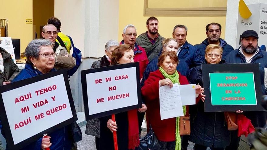 Participantes en la protesta de inquilinos de Mina La Camocha, en la sede de Correos de Gijón.