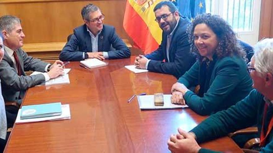 Los consellers Vidal y Cladera en el Ministerio con el secretario de Estado Hugo MorÃ¡n.