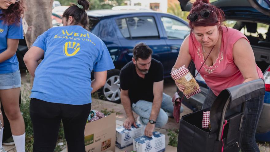 Reparto de alimentos y ropa de la ONG Inpavi