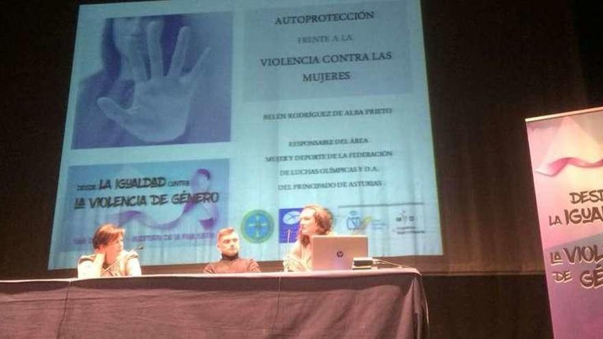 La edil Natividad Álvarez y los ponentes Juan García Clavero y Belén Rodríguez de Alba, ayer, en el auditorio, enseñando a las mujeres a protegerse.