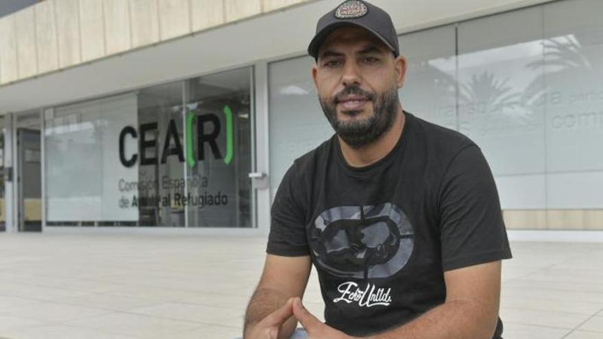 Youssef Aabid, sentado delante de la sede de la Comisión Española de Ayuda al Refugiado, en la capital grancanaria.