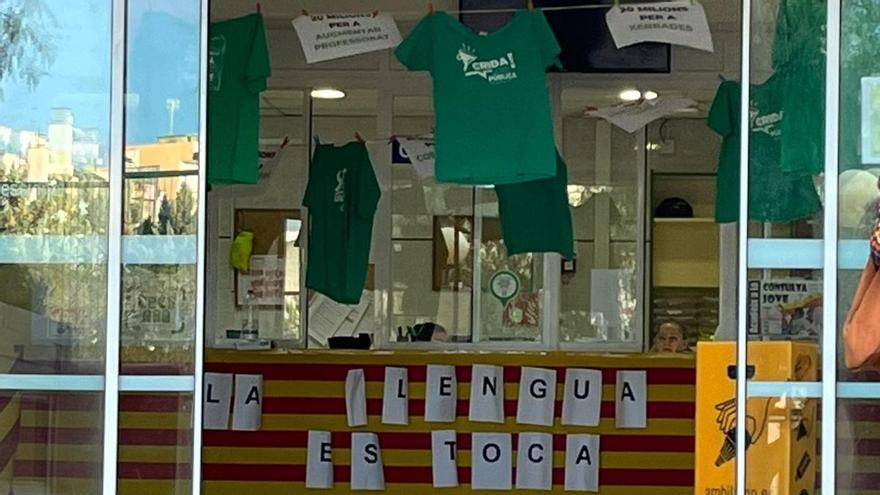 VÍDEO | El IES Pau Casesnoves recibe al conseller de Educación, Antoni Vera, con camisetas verdes y una pancarta con el lema "La llengua no es toca"