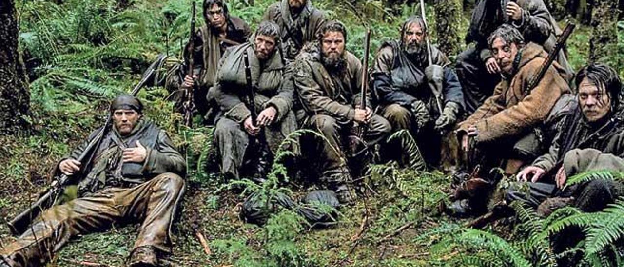 Un grupo de hombres intentando sobrevivir en un entorno hostil, en ´El renacido´.