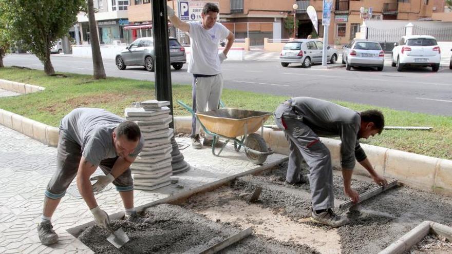 Operarios municipales cambiaron baldosas el pasado mes.